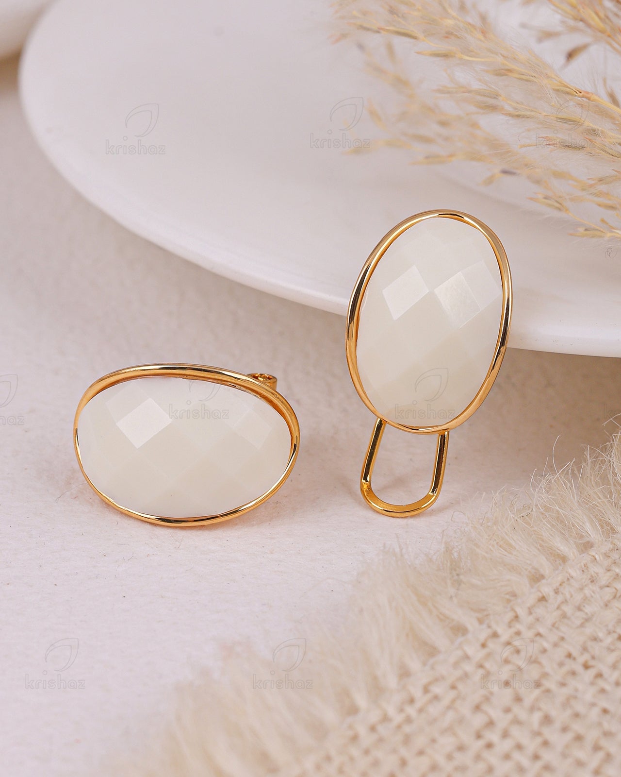Luz Fashionable Stud Earrings