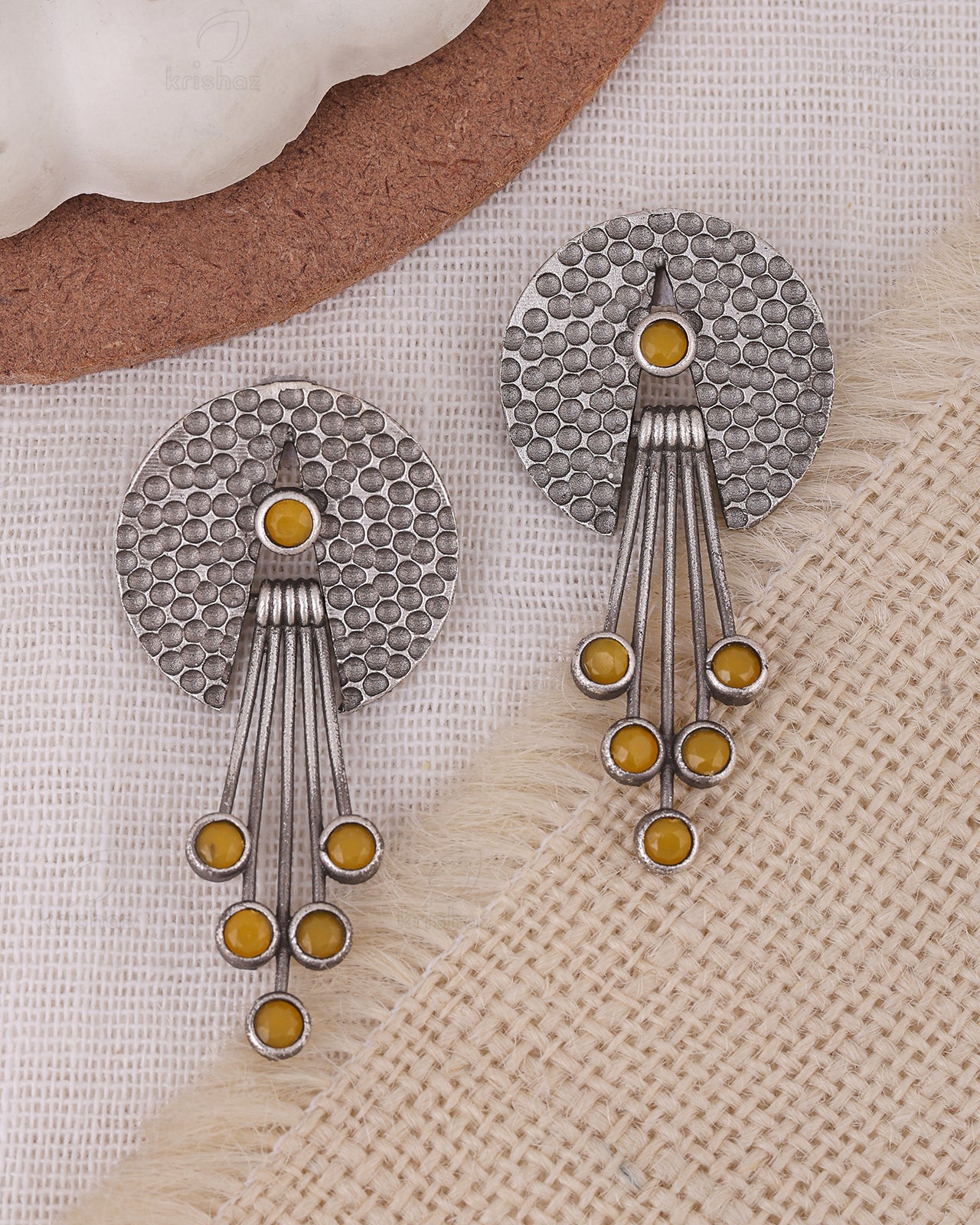 Saumya Dangler Earrings - wxo