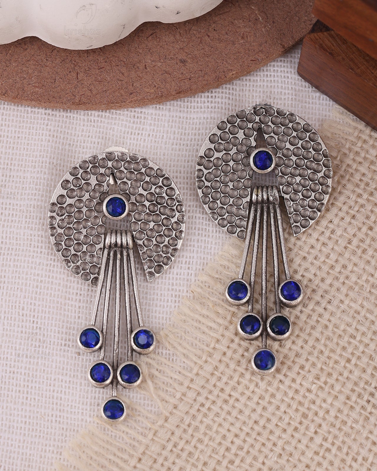 Saumya Dangler Earrings - wxo