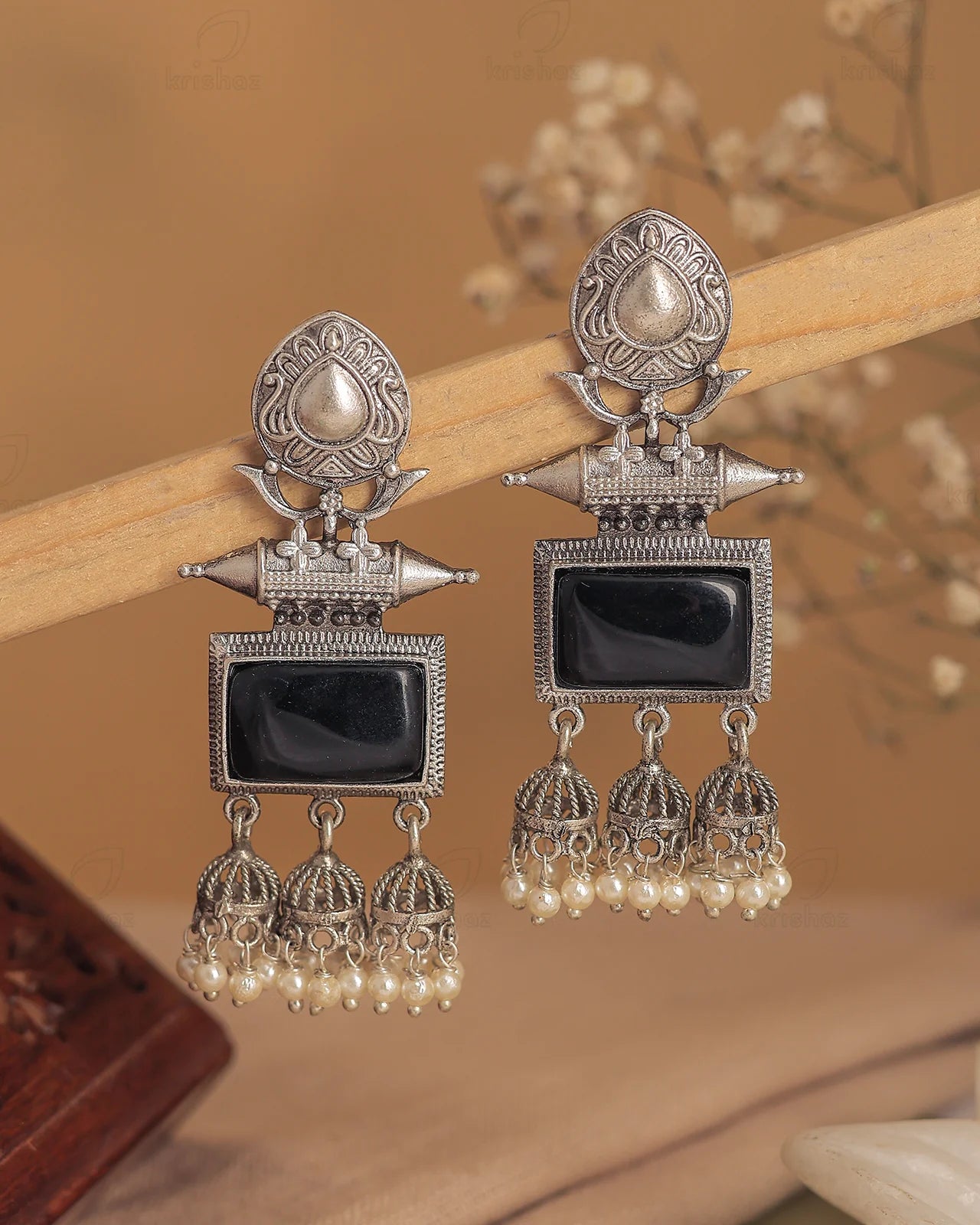 Maanya Dangler Earrings - wxo