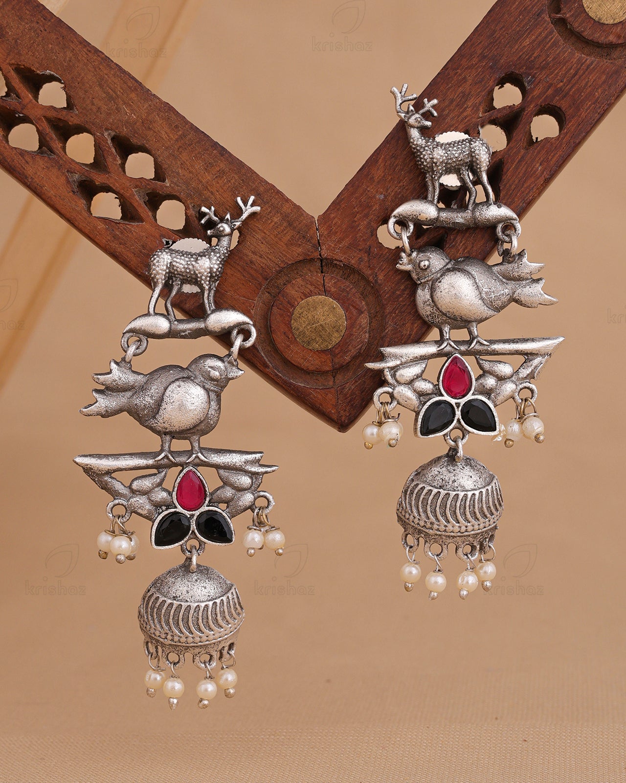 Shravya Dangler Earrings - wxo