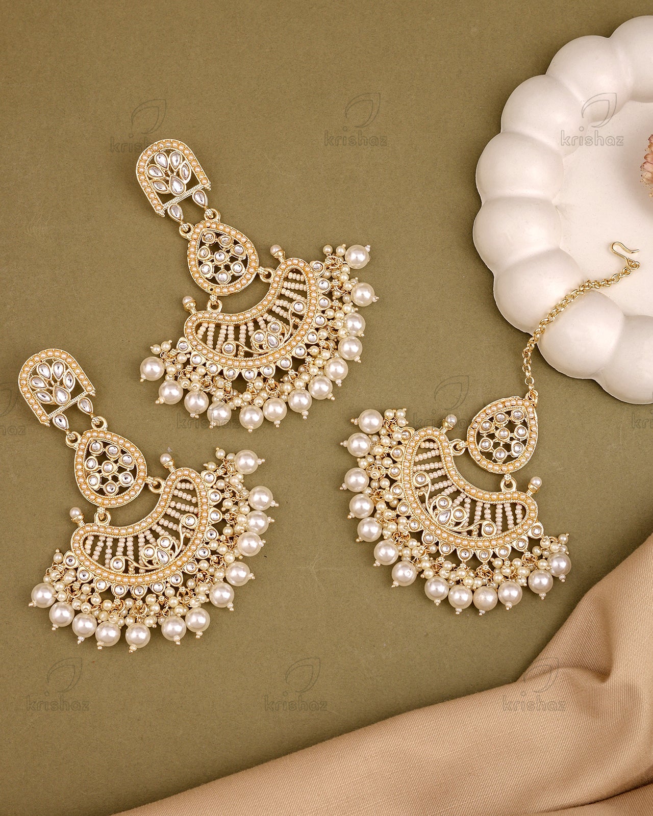 Nayanika Kundan Dangler Earrings With Mangtika
