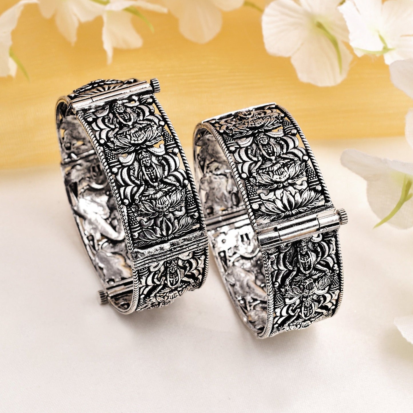 Vaishvi One Pair Bangle