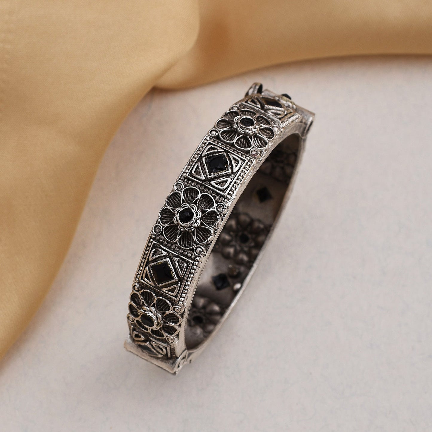 Ojasvi One Piece Bangle
