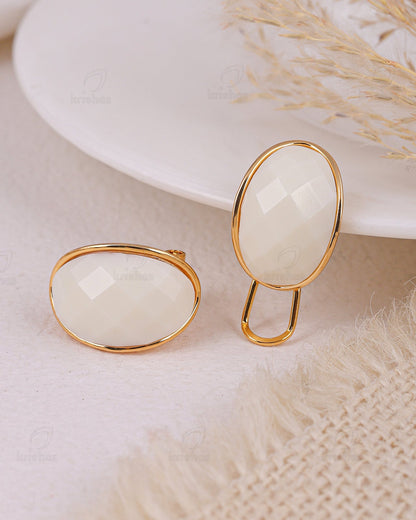 Luz Fashionable Stud Earrings